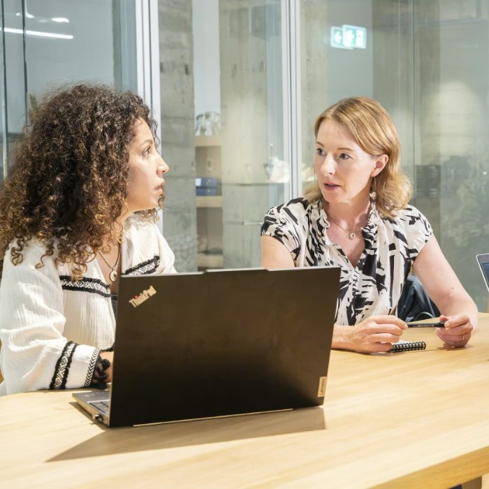 Nadia Benkara et Esther Sève, qui construisent les modèles de comptes rendus avec les clients