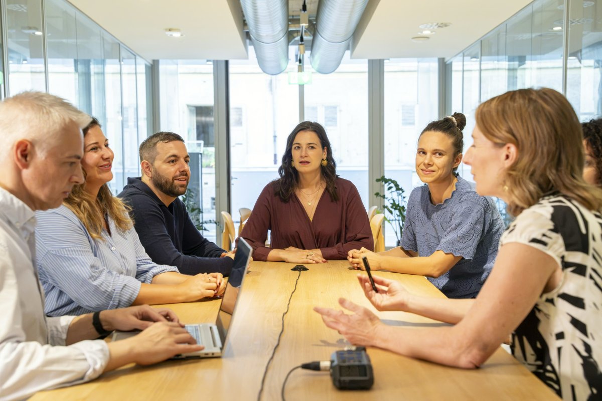 L'équipe Swiss Transcript en séance de travail avec des clients, Lausanne